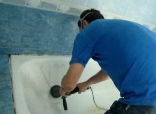 Проводим очистку старого эмалевого покрытия ванны