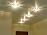 Как установить светильник на натяжной потолок
