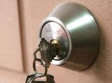 Дверные аксессуары – как сделать из двери комплекс безопасности?